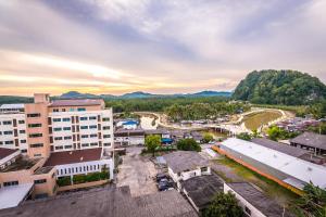 una vista aerea di una città con edifici di SinKiat Buri Hotel a Satun