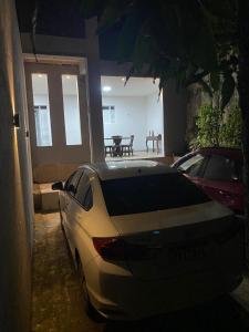 ein vor einem Haus geparktes Auto in der Unterkunft Casa para alugar em Campina Grande in Campina Grande