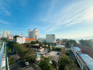 ニャチャンにあるHa Trang Voronezh Hotel and Apartmentの高層建築や木々が茂る街並み