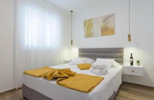 En eller flere senge i et værelse på Stina