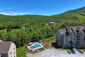 an aerial view of a house with a swimming pool at LilBear- AC, Pool, Sauna, Hot Tub, Near Resort in Killington