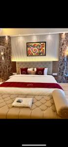 een grote slaapkamer met een groot bed en een grote nachtkastje bij The Origin Suites DLF MY PAD in Lucknow
