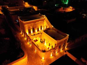 MidyatSeyr-i asur的一座晚上点亮的建筑,灯火通明