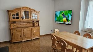 TV a/nebo společenská místnost v ubytování Appartamenti Mulàr