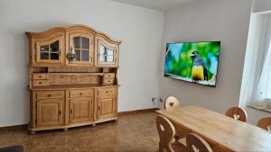 TV a/nebo společenská místnost v ubytování Appartamenti Mulàr