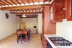 eine Küche mit einem Tisch und einem Esszimmer in der Unterkunft Il Dormiglione in Foiano della Chiana