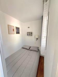a bedroom with a bed in the corner of a room at Cap Esterel, Duplex ,Vue Mer Climatisé in Agay - Saint Raphael