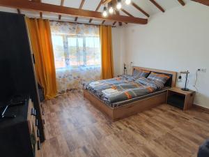 Un dormitorio con una cama y una ventana grande. en Vila agapi -Вила Любов, en Elhovo 48 fotos más