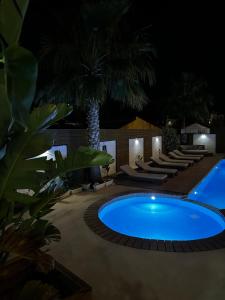 Bazén v ubytování Kuburi Hotel nebo v jeho okolí