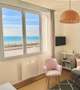 TV a/nebo společenská místnost v ubytování La Maison - Ambleteuse - Vue sur Mer et Jardin