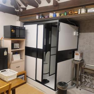 cocina con puertas blancas y negras en una habitación en BlueBird Guesthouse - Foreign Only en Seúl