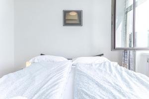Ein Bett oder Betten in einem Zimmer der Unterkunft Comfy 3BR Shared Apartment - U6 Subway, Danube & Millenium City