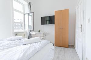 Ein Bett oder Betten in einem Zimmer der Unterkunft Comfy 3BR Shared Apartment - U6 Subway, Danube & Millenium City