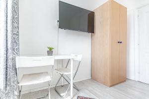 TV/Unterhaltungsangebot in der Unterkunft Comfy 3BR Shared Apartment - U6 Subway, Danube & Millenium City