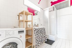 Küche/Küchenzeile in der Unterkunft Comfy 3BR Shared Apartment - U6 Subway, Danube & Millenium City