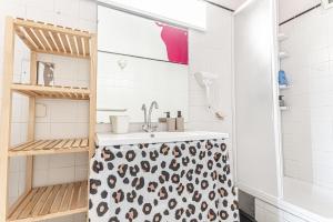 ein Badezimmer mit Waschbecken und Dusche in der Unterkunft Comfy 3BR Shared Apartment - U6 Subway, Danube & Millenium City in Wien