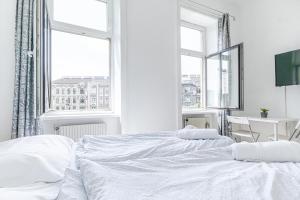 Ein Bett oder Betten in einem Zimmer der Unterkunft Comfy 3BR Shared Apartment - U6 Subway, Danube & Millenium City