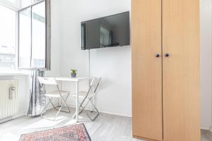TV/Unterhaltungsangebot in der Unterkunft Comfy 3BR Shared Apartment - U6 Subway, Danube & Millenium City