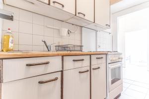 Küche/Küchenzeile in der Unterkunft Comfy 3BR Shared Apartment - U6 Subway, Danube & Millenium City