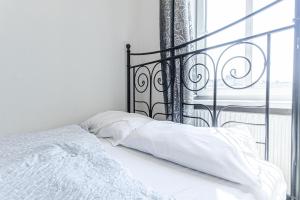 Ein Bett oder Betten in einem Zimmer der Unterkunft Comfy 3BR Shared Apartment - U6 Subway, Danube & Millenium City