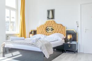 ein Schlafzimmer mit einem großen Bett mit einem hölzernen Kopfteil in der Unterkunft Comfy 3BR Shared Apartment - U6 Subway, Danube & Millenium City in Wien