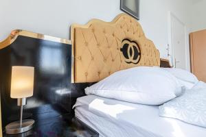 Ein Bett oder Betten in einem Zimmer der Unterkunft Comfy 3BR Shared Apartment - U6 Subway, Danube & Millenium City