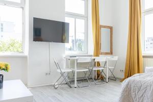 TV/Unterhaltungsangebot in der Unterkunft Comfy 3BR Shared Apartment - U6 Subway, Danube & Millenium City