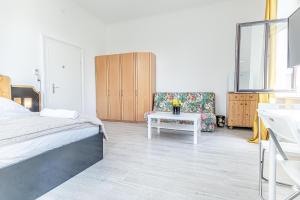 Ein Bett oder Betten in einem Zimmer der Unterkunft Comfy 3BR Shared Apartment - U6 Subway, Danube & Millenium City