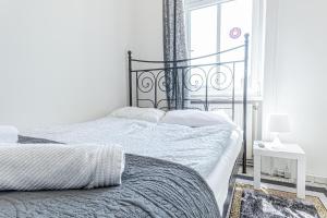 Ein Bett oder Betten in einem Zimmer der Unterkunft Comfy 3BR Shared Apartment - U6 Subway, Danube & Millenium City