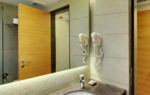 Ein Badezimmer in der Unterkunft Click Hotel Bhuj