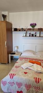 普洛耶什蒂NikolasStudioCenter的一间卧室,配有一张心形床