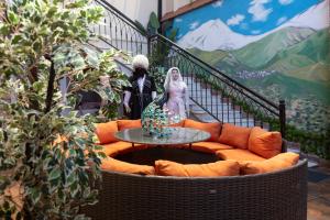 - un salon avec un canapé et une table dans l'établissement Hestia Boutique Hotel, à Gori