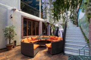 Hestia Boutique Hotel في غوري: فناء مع طاولة وكراسي وسلالم