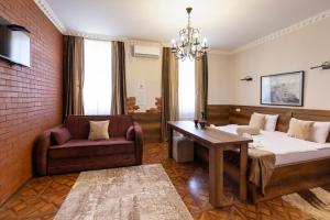 - une chambre avec un lit, une chaise et une table dans l'établissement Hestia Boutique Hotel, à Gori