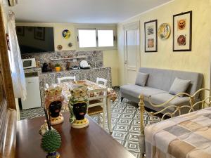 uma sala de estar com uma mesa e um sofá em Eruption1669 em Catânia