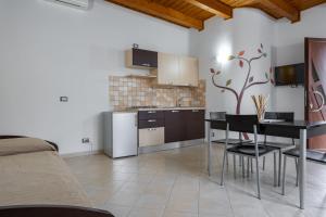 A kitchen or kitchenette at Villa La Vigna