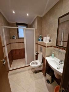 Et badeværelse på 2 Apartment Verano Del Mar Sozopol + 10 billeder