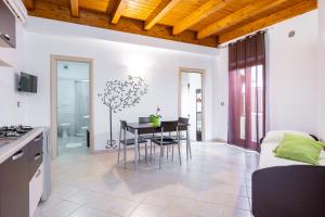 A kitchen or kitchenette at Villa La Vigna