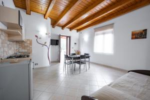 A kitchen or kitchenette at Villa La Vigna
