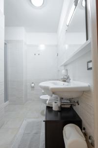A bathroom at Villa La Vigna Még 37 kép