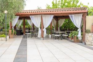 A restaurant or other place to eat at Villa La Vigna