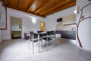 A kitchen or kitchenette at Villa La Vigna