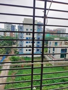 una vista de una ciudad desde una ventana en Hotel Fully 富力宾馆 含早中晚中国餐, en Dhaka