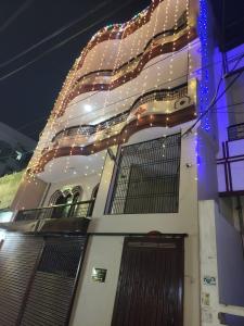 Kashi dham Homestay ( close to Kashi Vishwanath temple and Ghats) في فاراناسي: مبنى عليه انوار عيد الميلاد