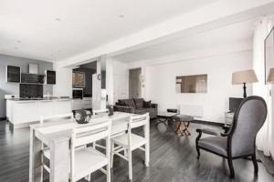 Kuchyň nebo kuchyňský kout v ubytování MAISON CENTRE VILLE + GARAGE + 16 fotografií