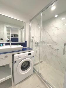 lavatrice in bagno con doccia di Apartments Black Sea Resort Luxe a Batumi
