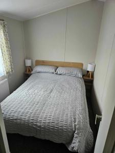 Postel nebo postele na pokoji v ubytování Luxury Caravan 3 Bedroom 8 berth With Hot-tub guests 6 and above require a bond