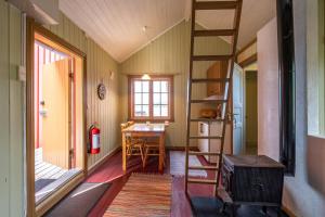 a room with a ladder and a desk in a room at Rorbuer på Lenvik Museum in Enga