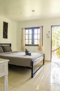 ein Schlafzimmer mit einem großen Bett in einem Zimmer in der Unterkunft Cliff Cottage in Ko Chang