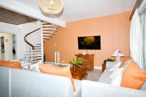 Uma TV ou centro de entretenimento em THE BAY